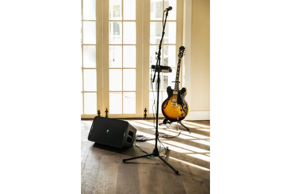 Mackie ShowBox All-in-one Şarj Edilebilir 8 Mobil Performans Hoparlörü