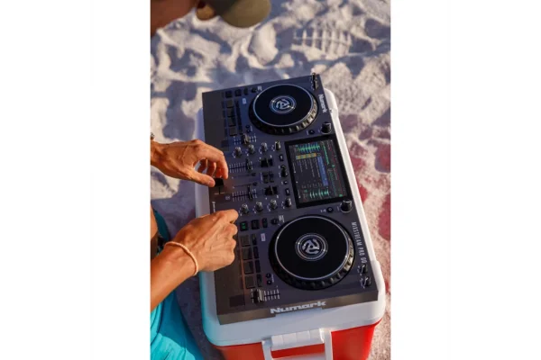 Numark Mixstream Pro Go Pil ile çalışabilen, Amazon Müzik Destekli, Standalone Streaming DJ Kontrolcüsü