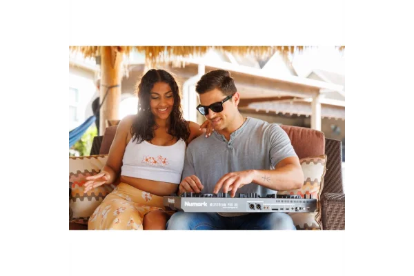 Numark Mixstream Pro Go Pil ile çalışabilen, Amazon Müzik Destekli, Standalone Streaming DJ Kontrolcüsü