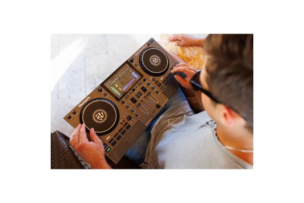 Numark Mixstream Pro Go Pil ile çalışabilen, Amazon Müzik Destekli, Standalone Streaming DJ Kontrolcüsü