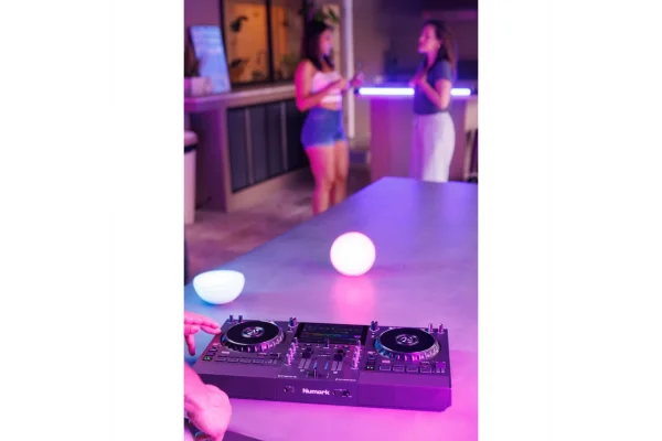 Numark Mixstream Pro Go Pil ile çalışabilen, Amazon Müzik Destekli, Standalone Streaming DJ Kontrolcüsü