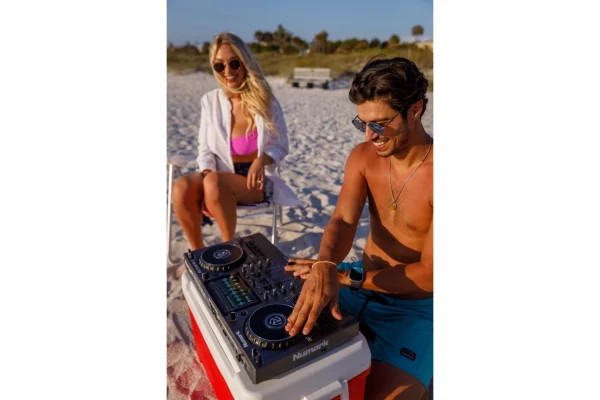 Numark Mixstream Pro Go Pil ile çalışabilen, Amazon Müzik Destekli, Standalone Streaming DJ Kontrolcüsü