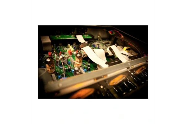 Universal Audio 4-710D 4 Kanal Tone Blending Tüp Mikrofon Preamp + Compressor