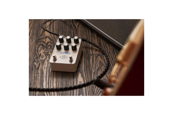 Universal Audio UAFX Astra Modulation Machine Pedal 50lerin Klasik Amerikan Tüplü Power Amfiü