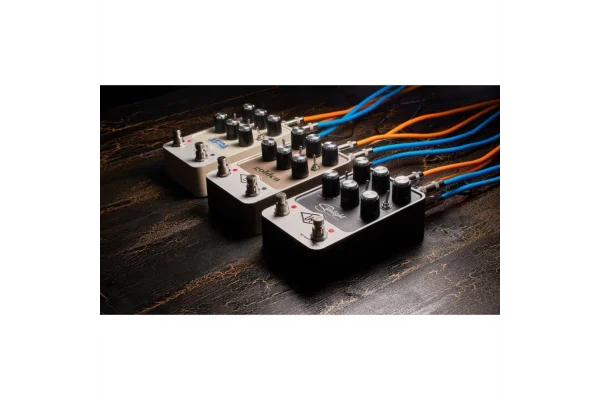 Universal Audio UAFX Astra Modulation Machine Pedal 50lerin Klasik Amerikan Tüplü Power Amfiü