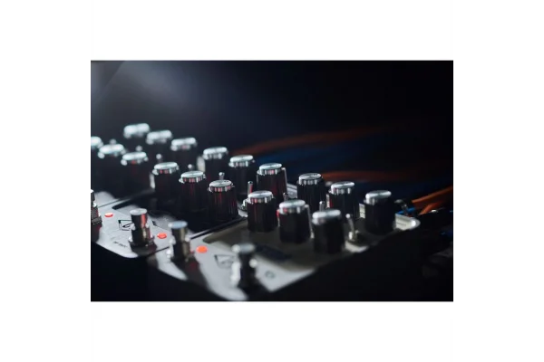 Universal Audio UAFX Astra Modulation Machine Pedal 50lerin Klasik Amerikan Tüplü Power Amfiü