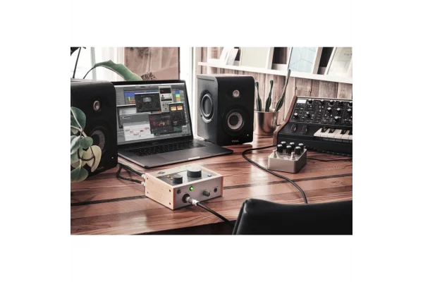 Universal Audio Volt 176 USB-C Ses Kartı, 1-Giriş / 2-Çıkış