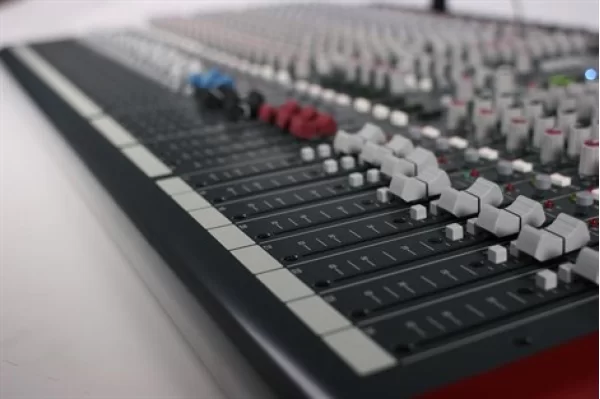 Allen Heath ZED-428 28 Kanal Mixer, 24 Mono, 2 Stereo, 4 Bus, 6 Aux with USB