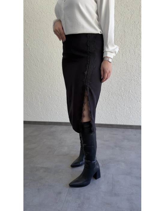 Siyah Dantel Detaylı Yırtmaçlı Etek