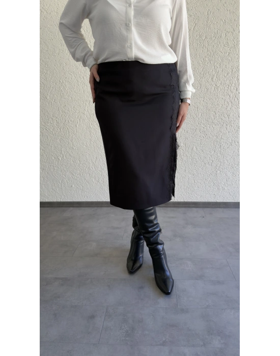 Siyah Dantel Detaylı Yırtmaçlı Etek