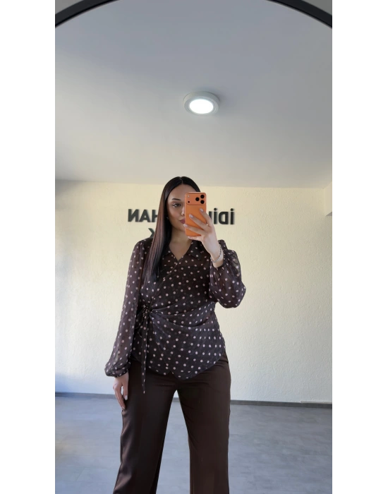 Kahverengi Kruvaze Yan Bağcıklı Puantiyeli Bluz