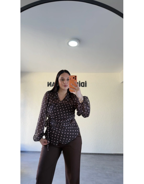 Kahverengi Kruvaze Yan Bağcıklı Puantiyeli Bluz