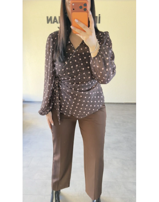 Kahverengi Kruvaze Yan Bağcıklı Puantiyeli Bluz