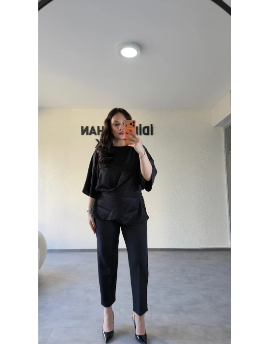 Siyah Bağcıklı Üçgen Jakar Bluz