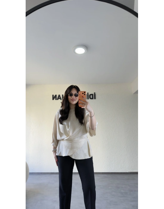 Bej Bağcıklı Üçgen Jakar Bluz