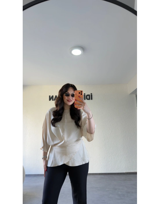 Bej Bağcıklı Üçgen Jakar Bluz