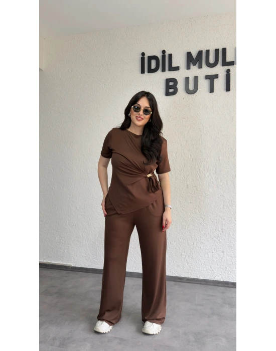 Kahverengi Aksesuar Detaylı İkili Takım