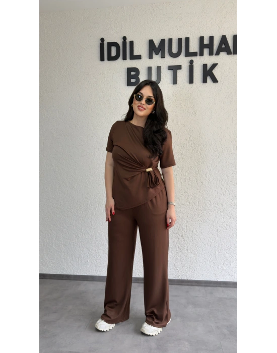 Kahverengi Aksesuar Detaylı İkili Takım