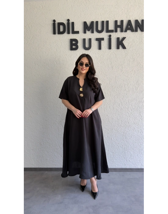 Siyah Salaş Kesim Broş Detaylı Elbise
