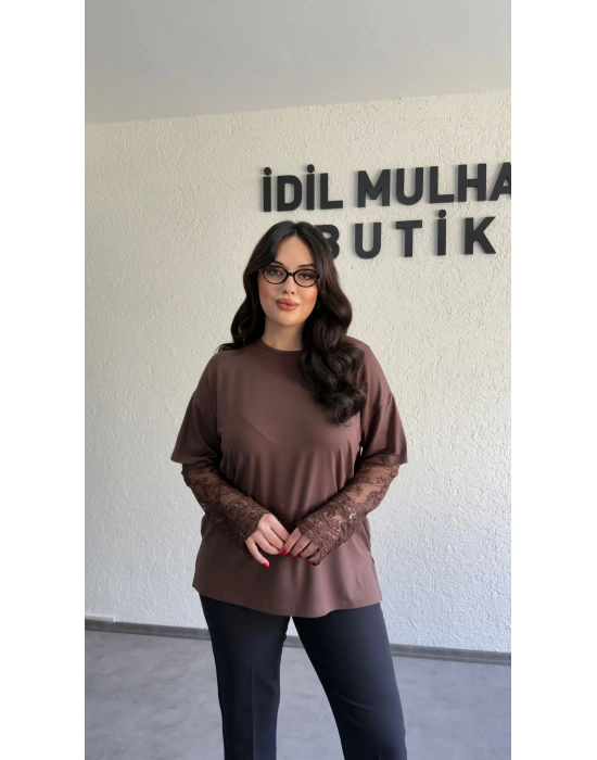 Kahverengi Kolları Dantel Detaylı Tişört