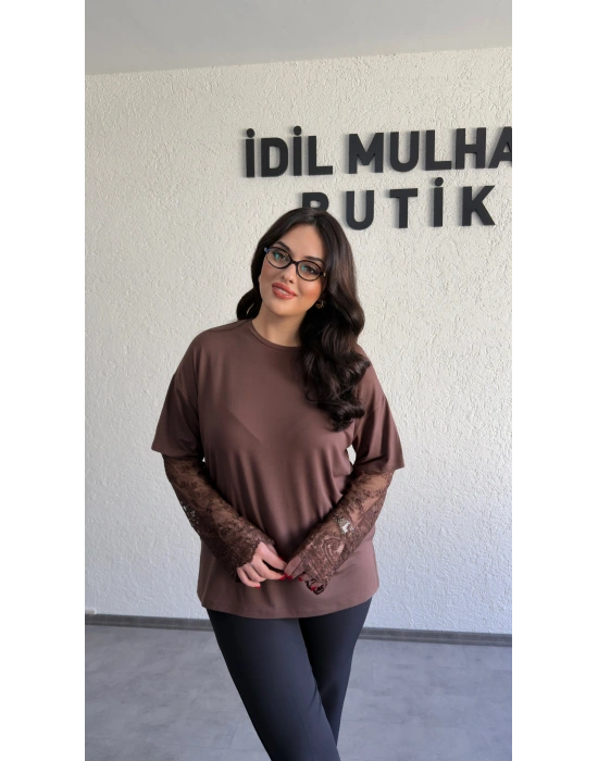 Kahverengi Kolları Dantel Detaylı Tişört