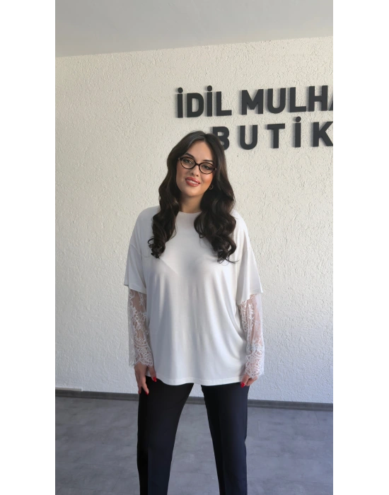 Beyaz Kolları Dantel Detaylı Tişört