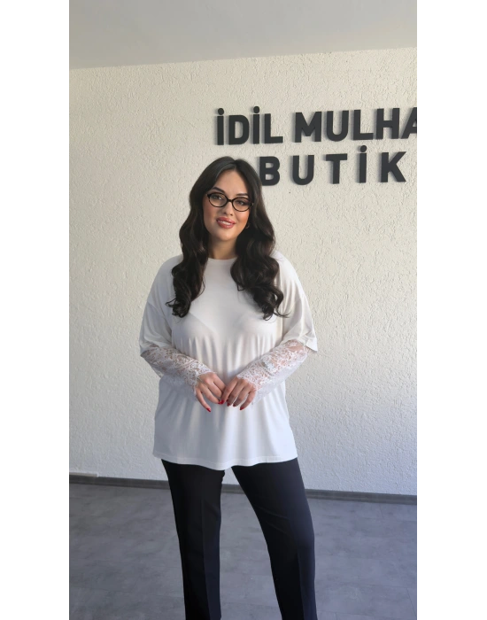 Beyaz Kolları Dantel Detaylı Tişört