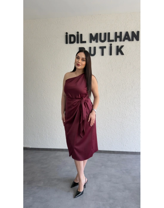 Bordo Tek Omuz Bağlama Detaylı Saten Elbise