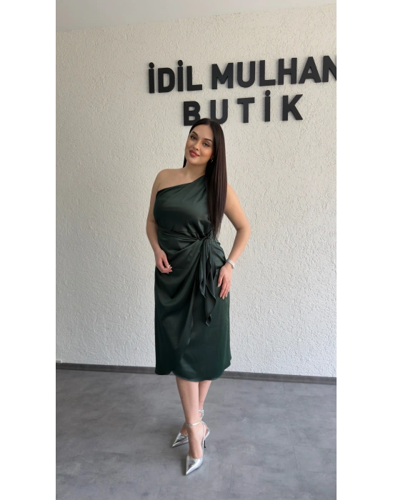 Zümrüt Yeşili Tek Omuz Bağlama Detaylı Saten Elbise