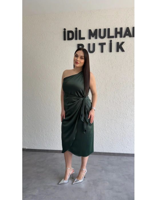 Zümrüt Yeşili Tek Omuz Bağlama Detaylı Saten Elbise