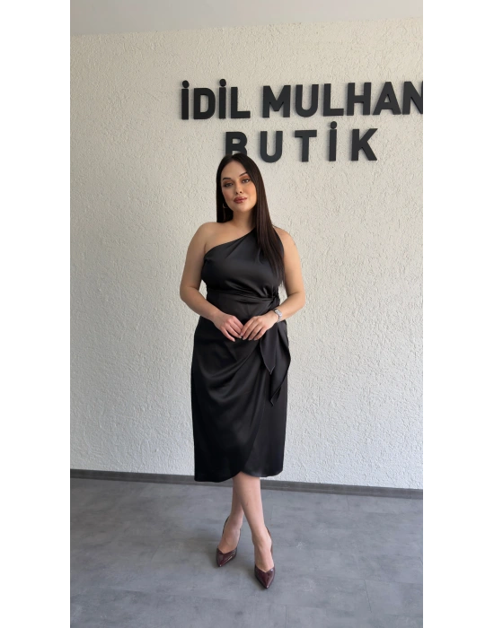 Siyah Tek Omuz Bağlama Detaylı Saten Elbise