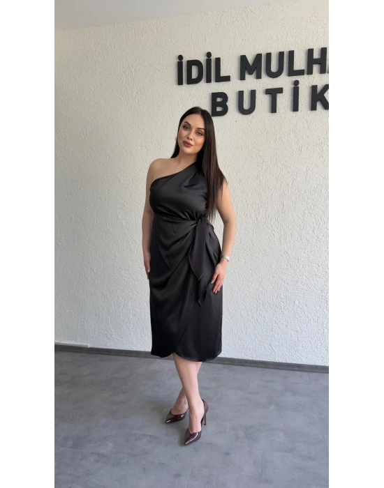 Siyah Tek Omuz Bağlama Detaylı Saten Elbise