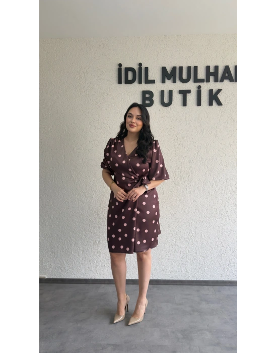 Kahverengi Puantiyeli Kruvaze Kuşaklı Elbise