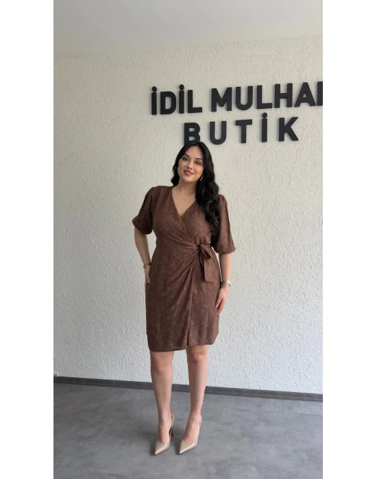 Kahverengi Jakarlı Kruvaze Yaka Bağlamalı Elbise