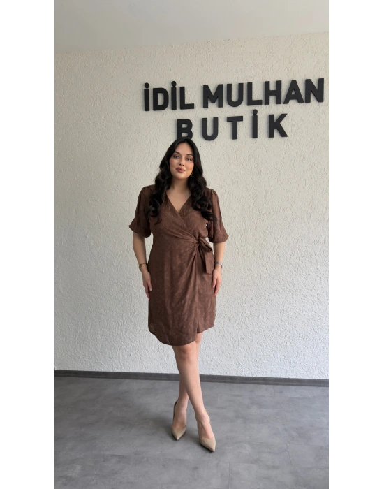 Kahverengi Jakarlı Kruvaze Yaka Bağlamalı Elbise