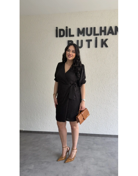 Siyah Jakarlı Kruvaze Yaka Bağlamalı Elbise