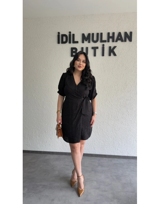 Siyah Jakarlı Kruvaze Yaka Bağlamalı Elbise