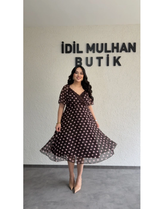 Kahverengi Kruvaze Dantel Detaylı Puantiyeli Elbise
