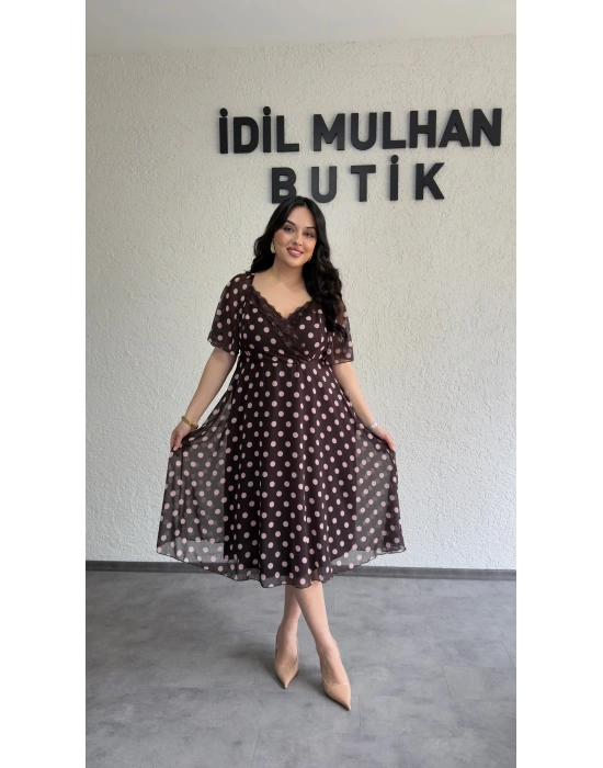 Kahverengi Kruvaze Dantel Detaylı Puantiyeli Elbise