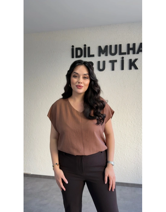 Kahverengi V Yaka Çilek Kumaş Bluz