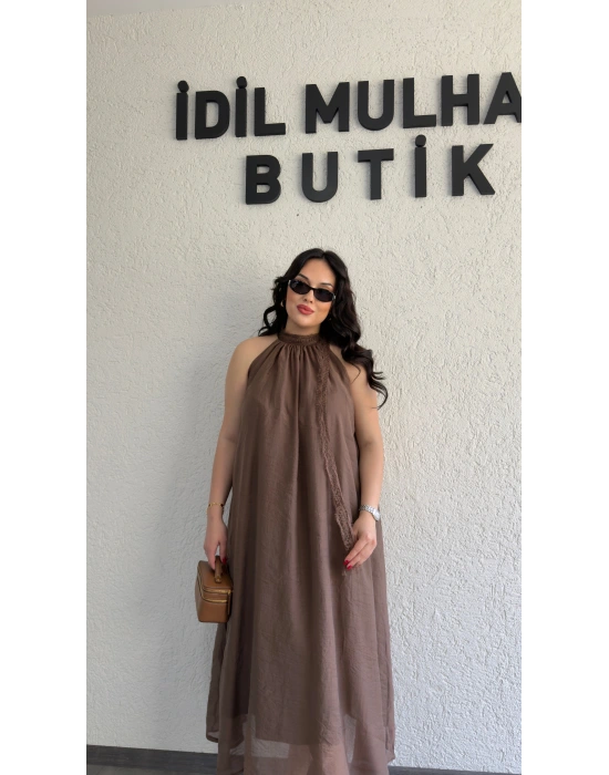 Kahverengi Dantel Detaylı Boyundan Bağlamalı Elbise