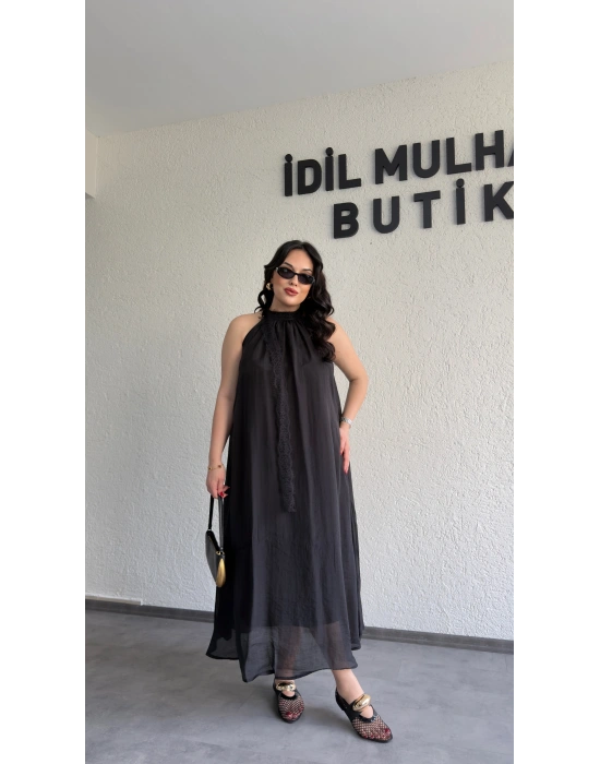 Siyah Dantel Detaylı Boyundan Bağlamalı Elbise