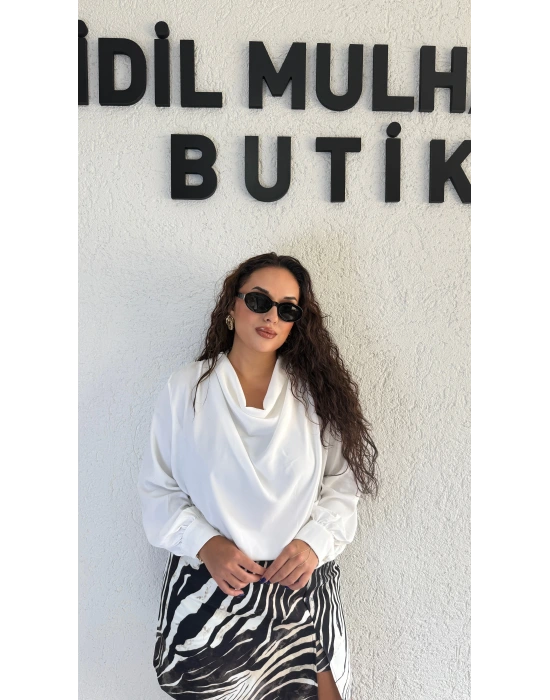 Beyaz Degaje Yaka Gold Düğmeli Bluz
