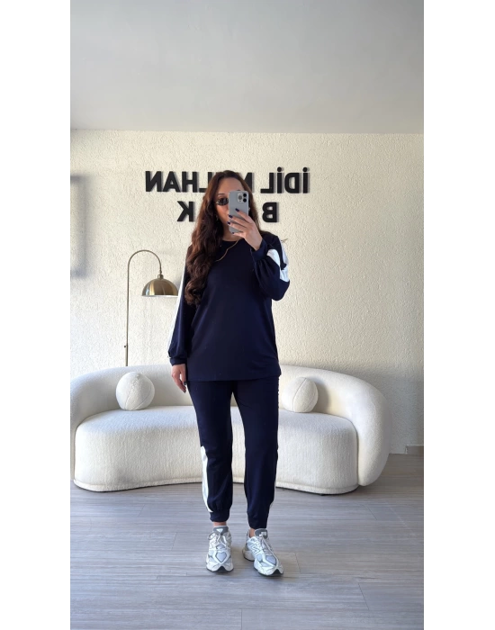 Beyaz Şerit Detaylı Lacivert Takım