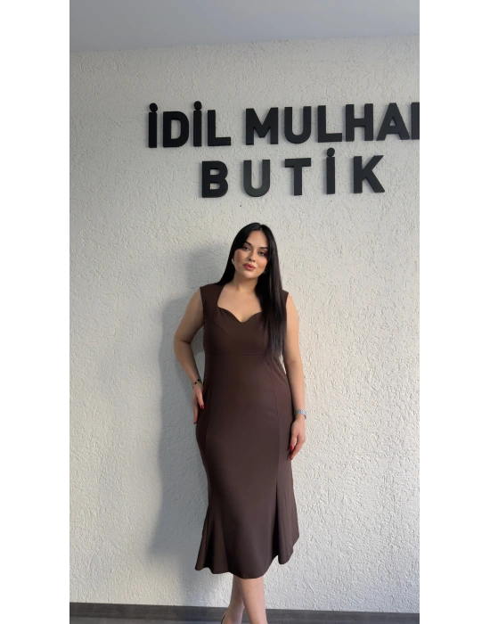 Kahverengi Kalp Yaka Klasik Midi Elbise