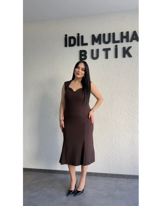 Kahverengi Kalp Yaka Klasik Midi Elbise