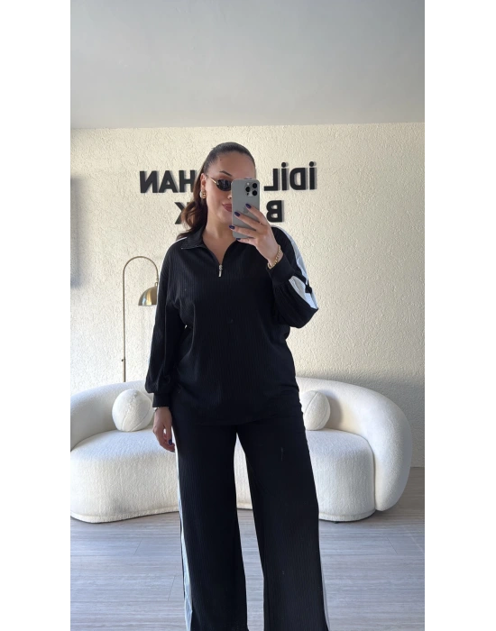 Siyah Yakası Fermuarlı Beyaz Şeritli Takım