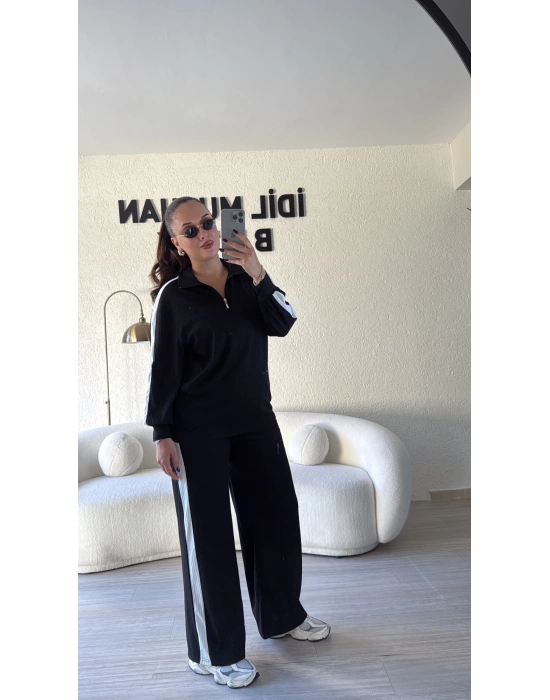 Siyah Yakası Fermuarlı Beyaz Şeritli Takım