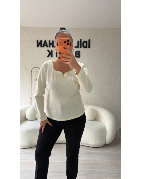 V Gold Detaylı Krem Bluz