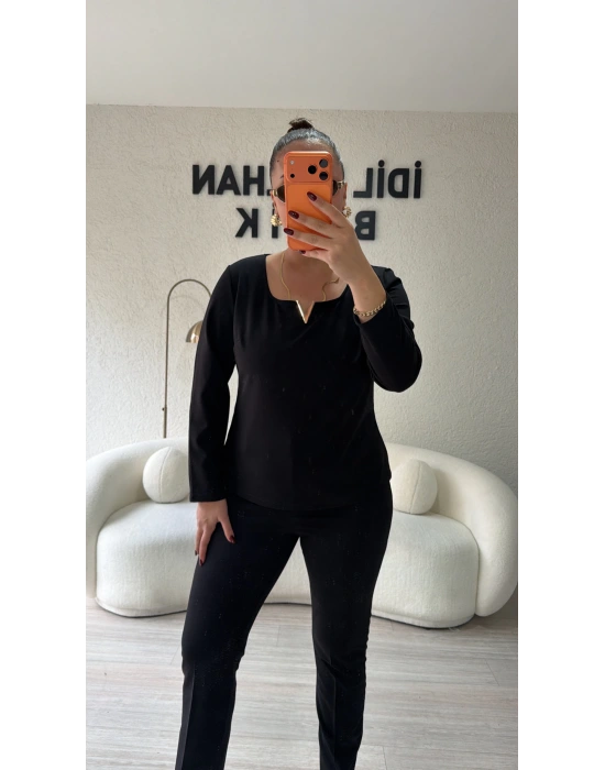 V Gold Detaylı Siyah Bluz